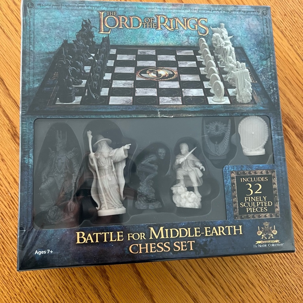The Lord of the Rings Chess Set NWT